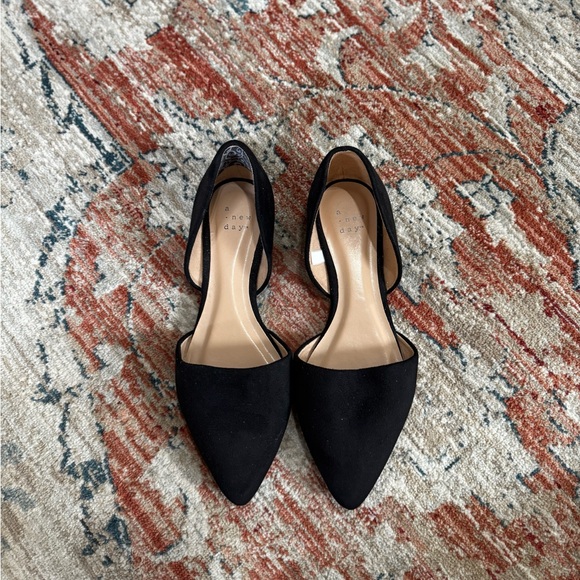 Women's Black Pointed Toe Flats - Picture 1 of 2